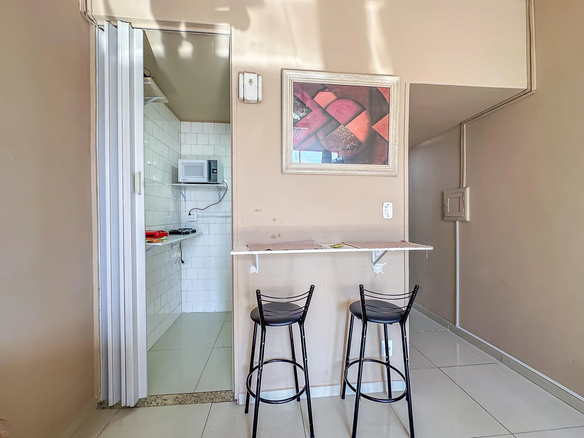Furnished studio with a kitchenette and 1 bathroom — photo 2
