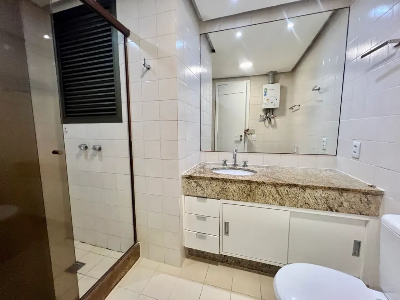 Furnished 1-bedroom apartment with open-plan gas kitchen — photo 14