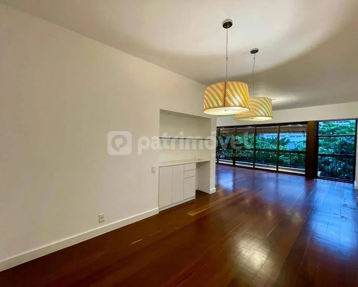 271 m² apartment with an enclosed balcony