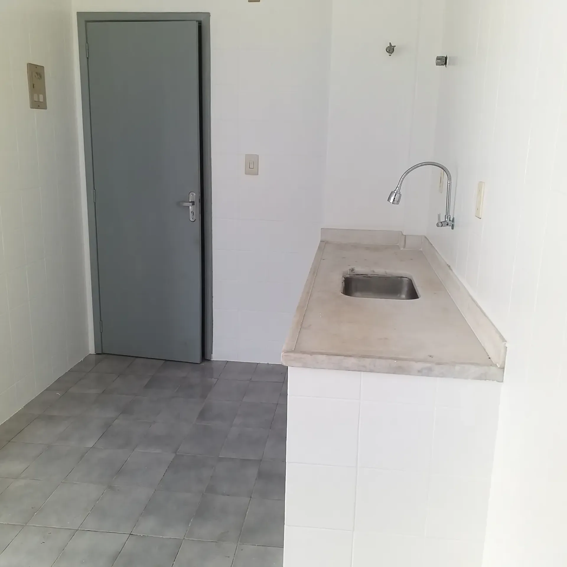 60 m² apartment with 2 bedrooms and a glass shower — photo 27