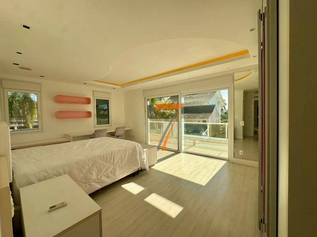 Furnished house with 8 bedrooms and 11 bathrooms — photo 18