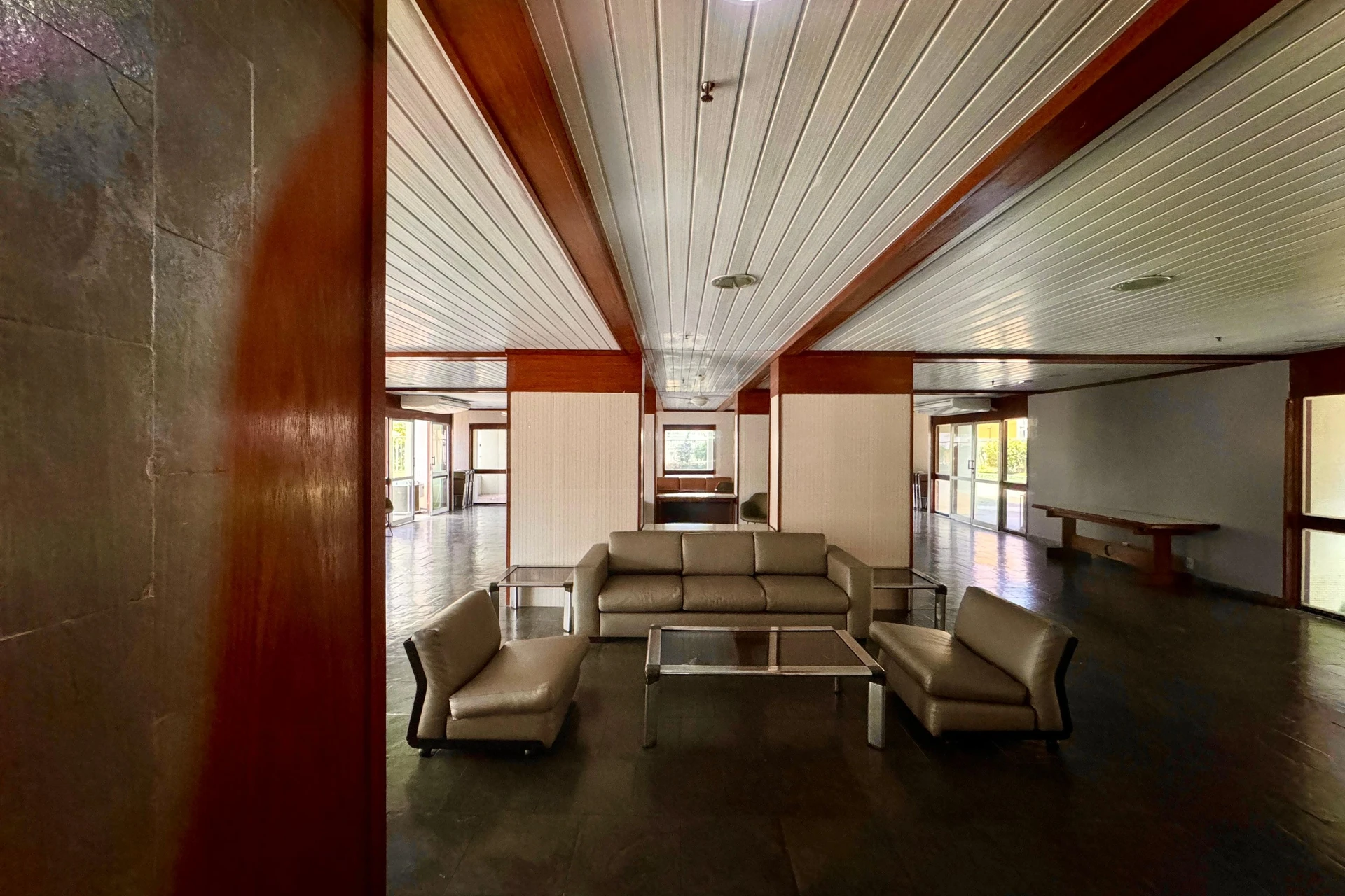2-bedroom apartment in a building with a gym — photo 14