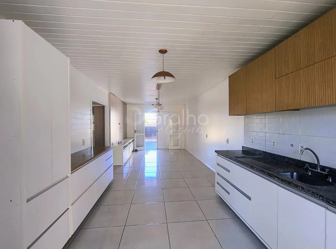 Casa com 2 quartos e cozinha aberta moderna