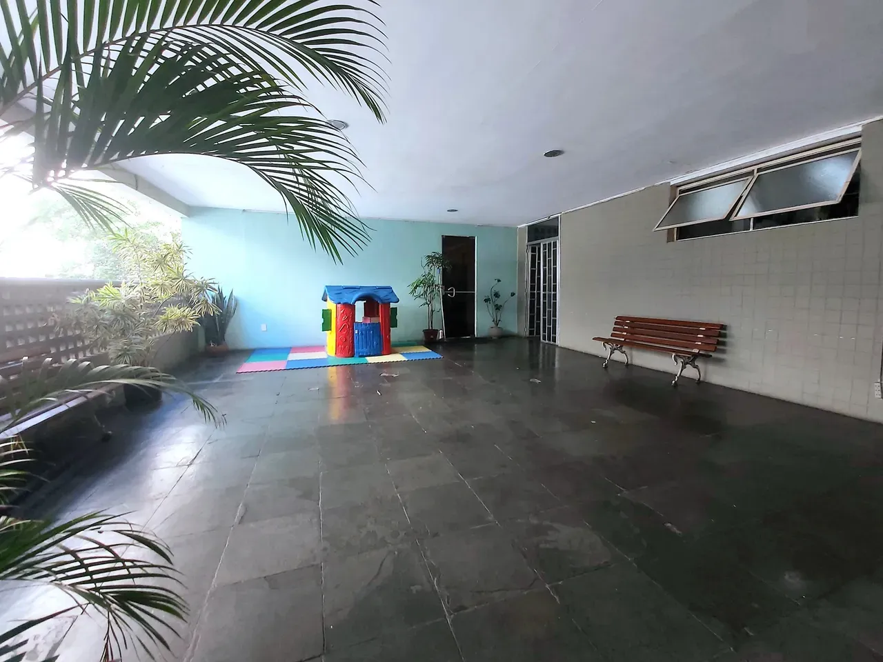 One-bedroom apartment in a building with a gym — photo 18