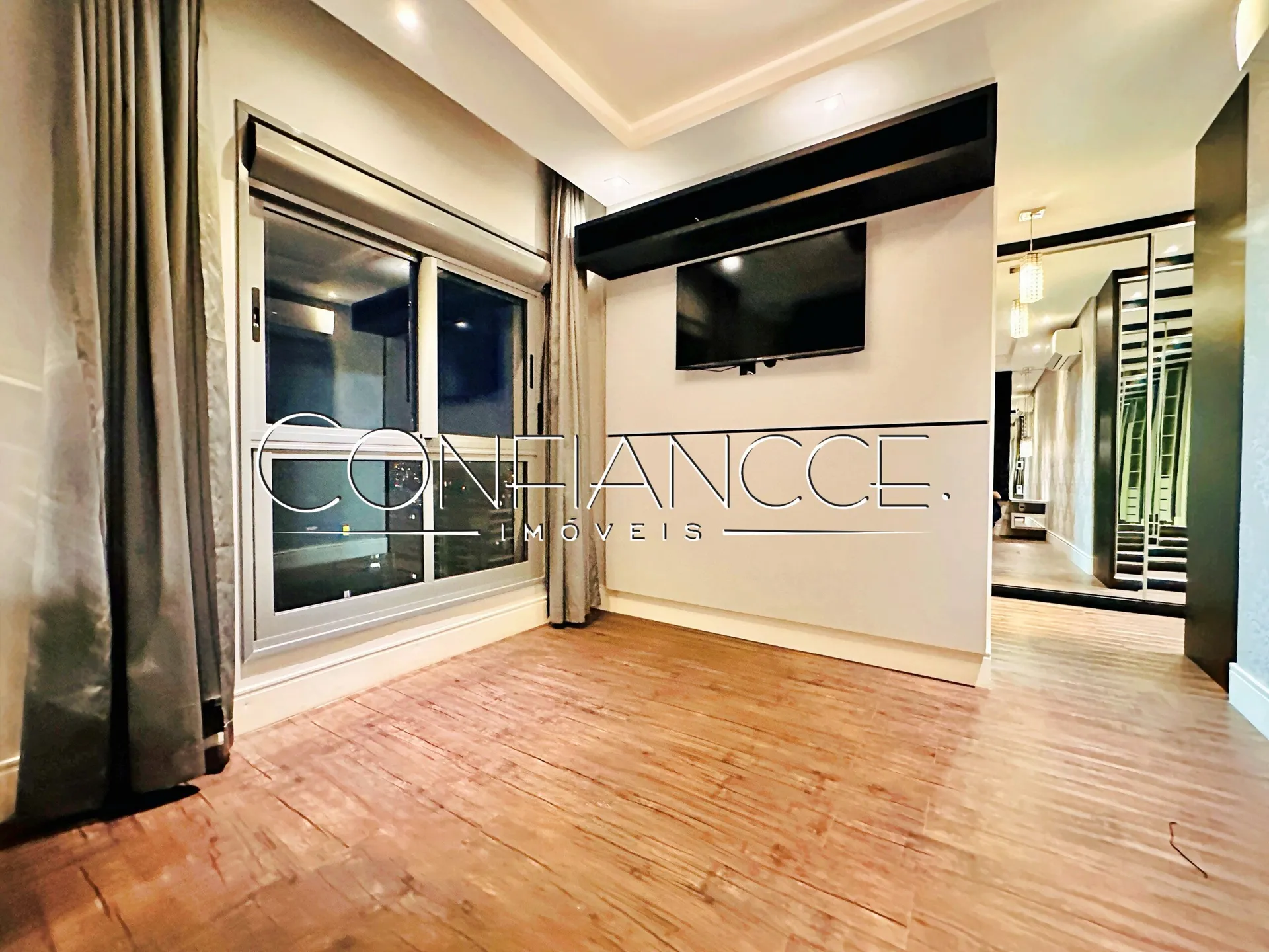 Glass-enclosed balcony in a 3-bedroom apartment, 134 m² — photo 24