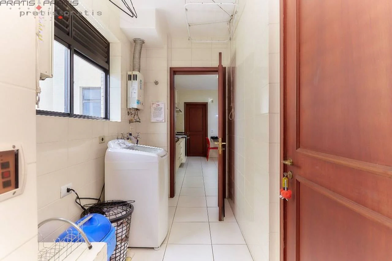 Bathtub in a 3-bedroom apartment, 131 m² — photo 26