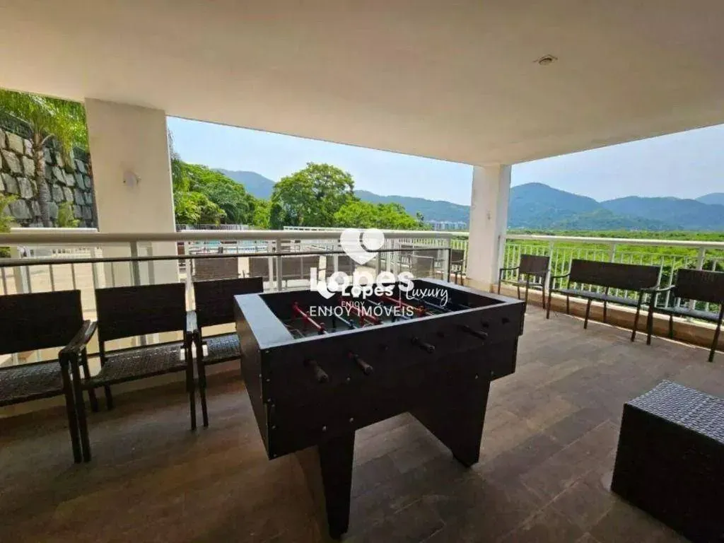 5-bedroom house with a glass-enclosed balcony — photo 40