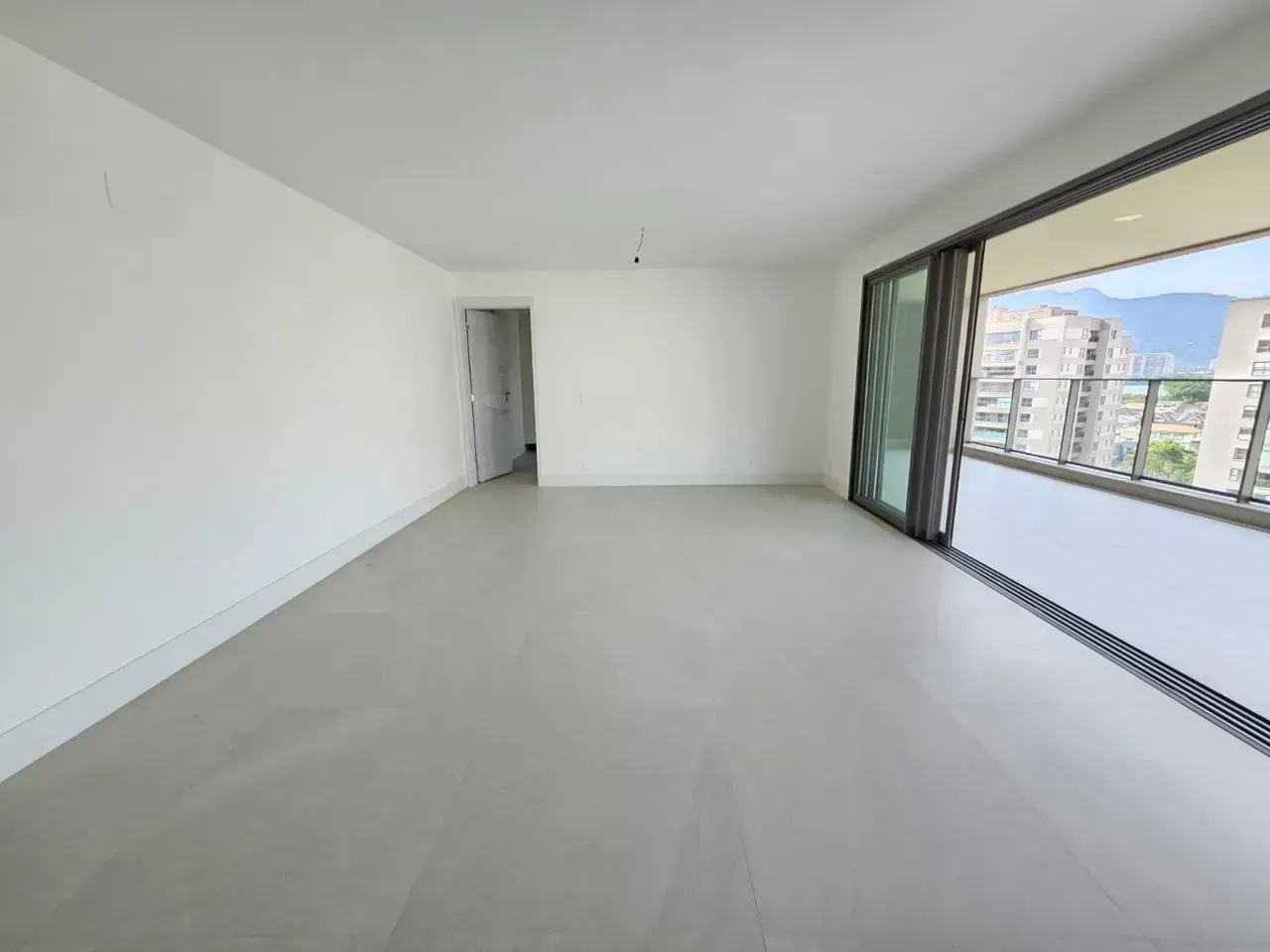 Apartment with open-plan kitchen and 4 bedrooms — photo 11