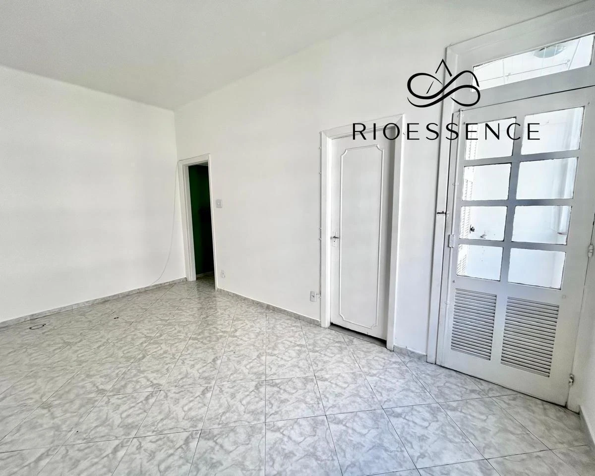 Glass-enclosed balcony in a one-bedroom apartment, 48 m²