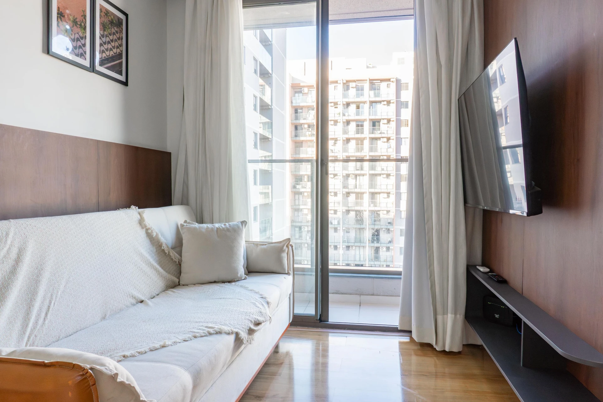 Furnished 1-bedroom apartment with balcony