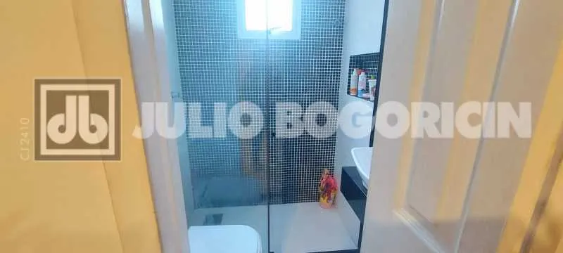 Walk-in closet in a 3-bedroom apartment, 165 m² — photo 26