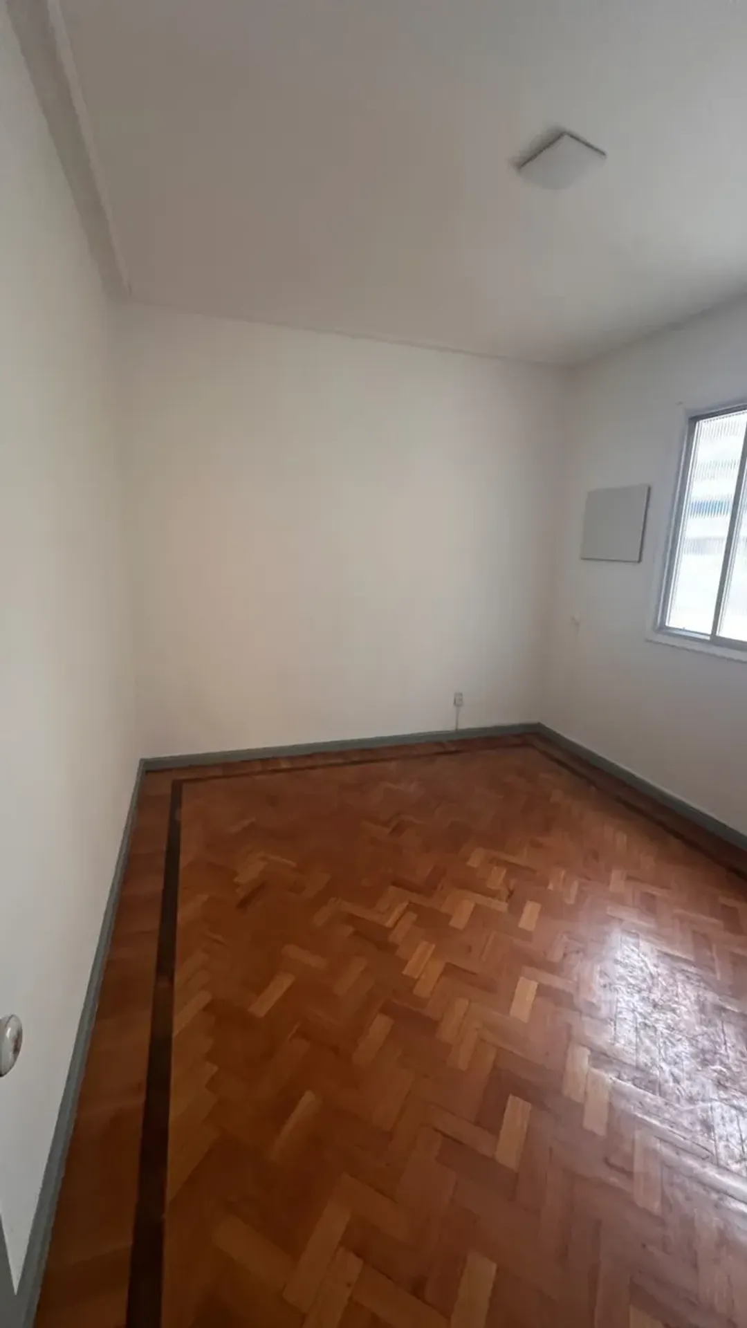 Departamento de 1 dormitorio con piso de madera o laminado — photo 3