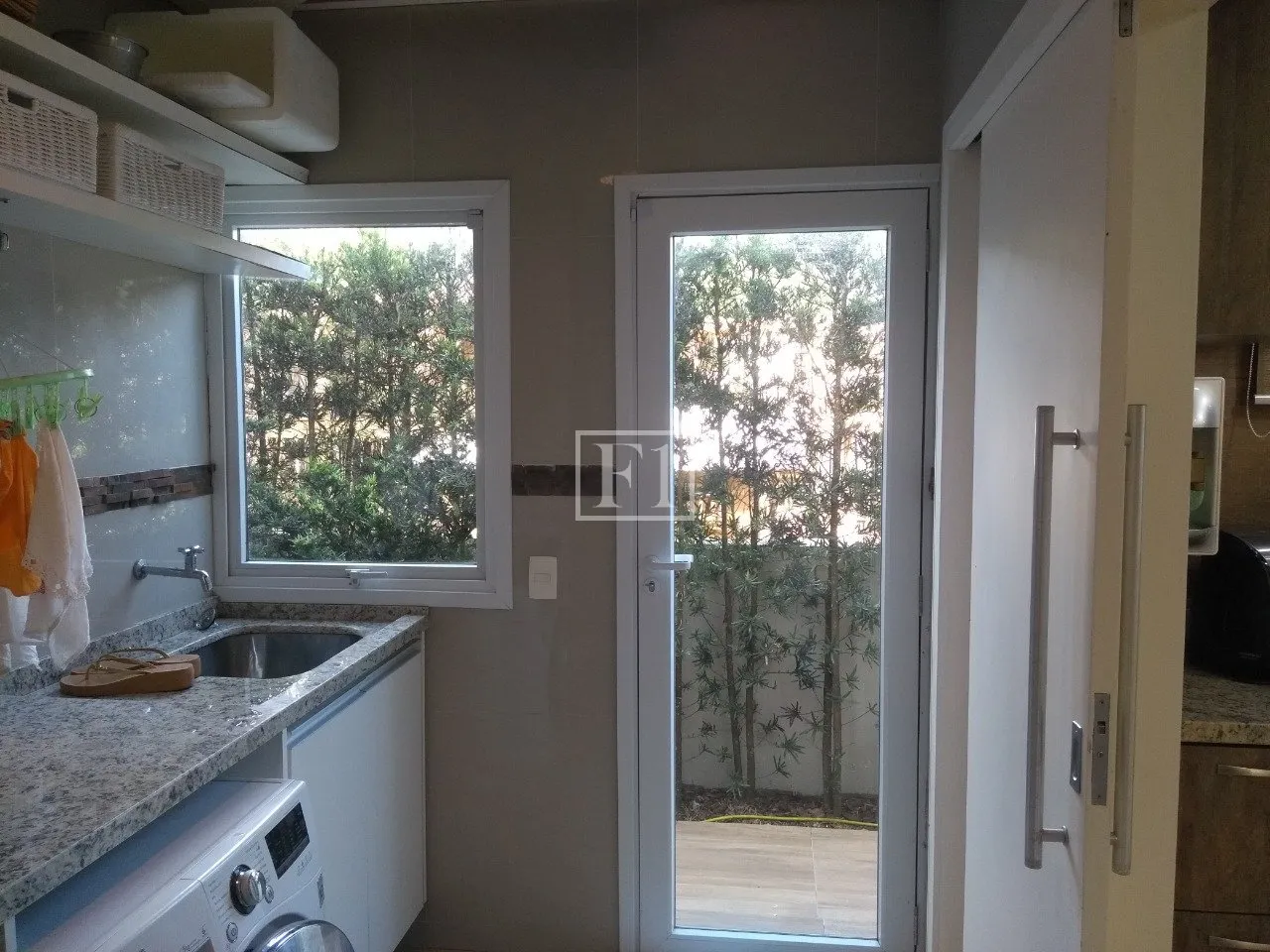 Furnished house, 450 m², with floor-to-ceiling windows — photo 18
