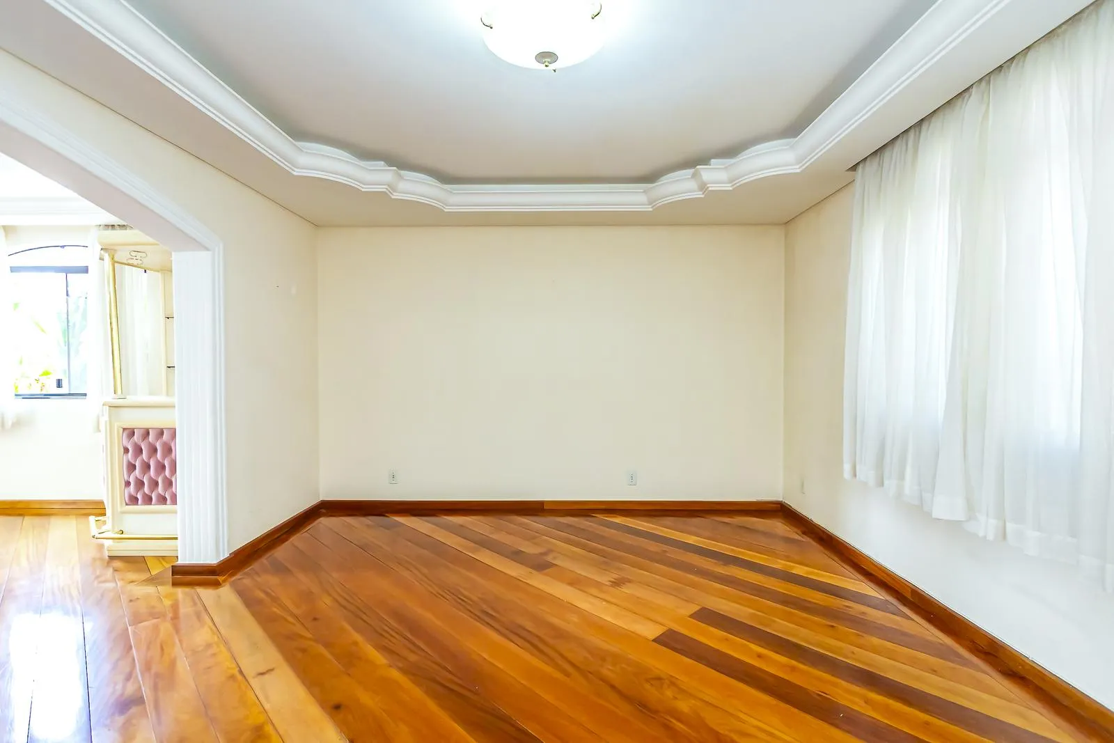 3-bedroom house with a separate kitchen and gas stove — photo 3