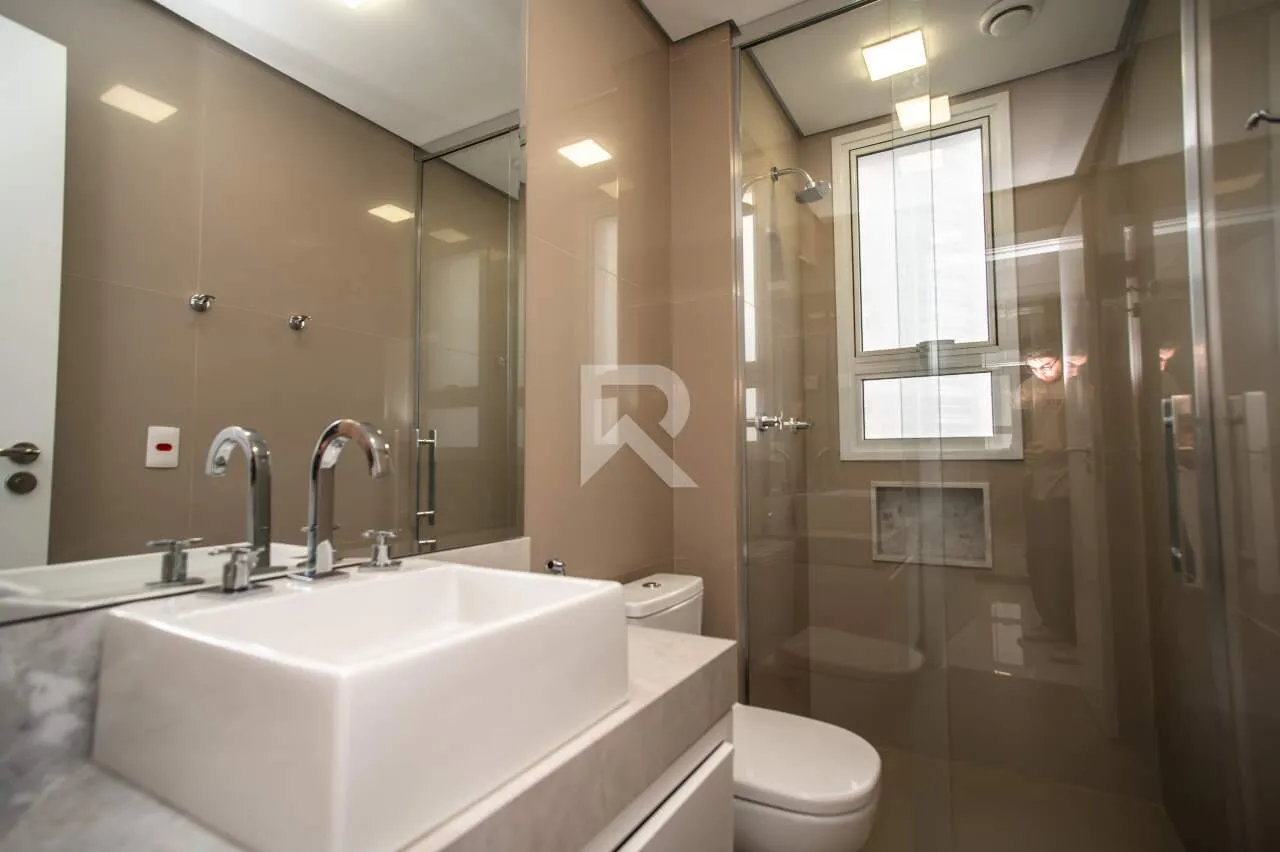 Furnished apartment with 4 en-suite rooms and glazed balcony — photo 20