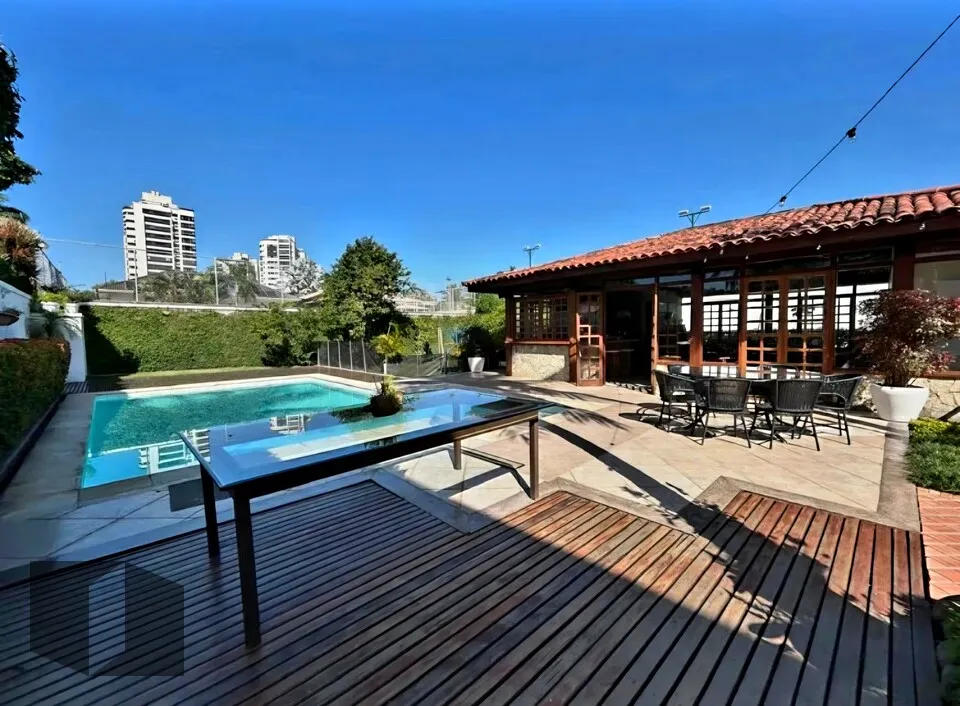 Casa com 4 quartos, 5 banheiros e 5 vagas — photo 2