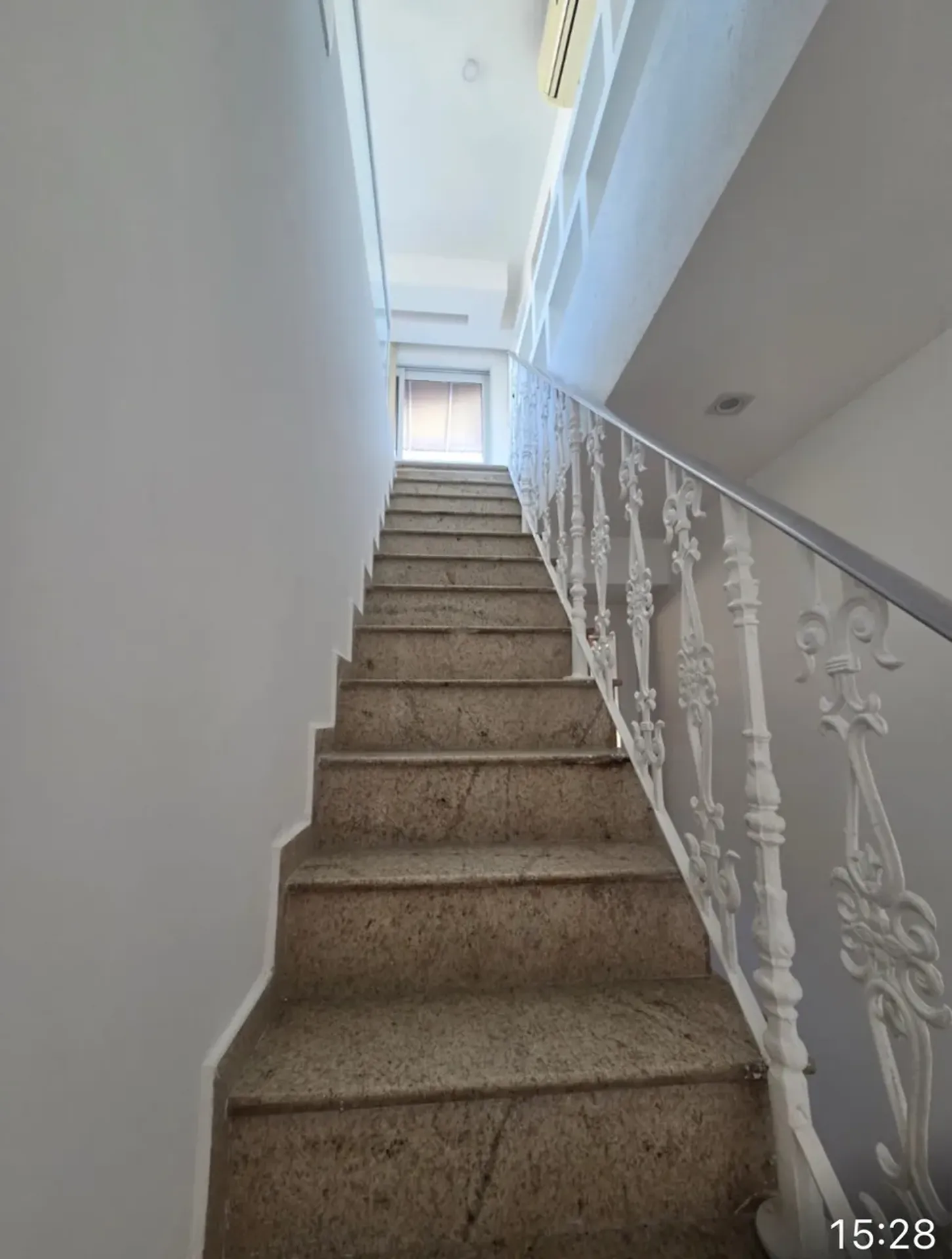 Unfurnished 3-bedroom apartment with terrace views — photo 35