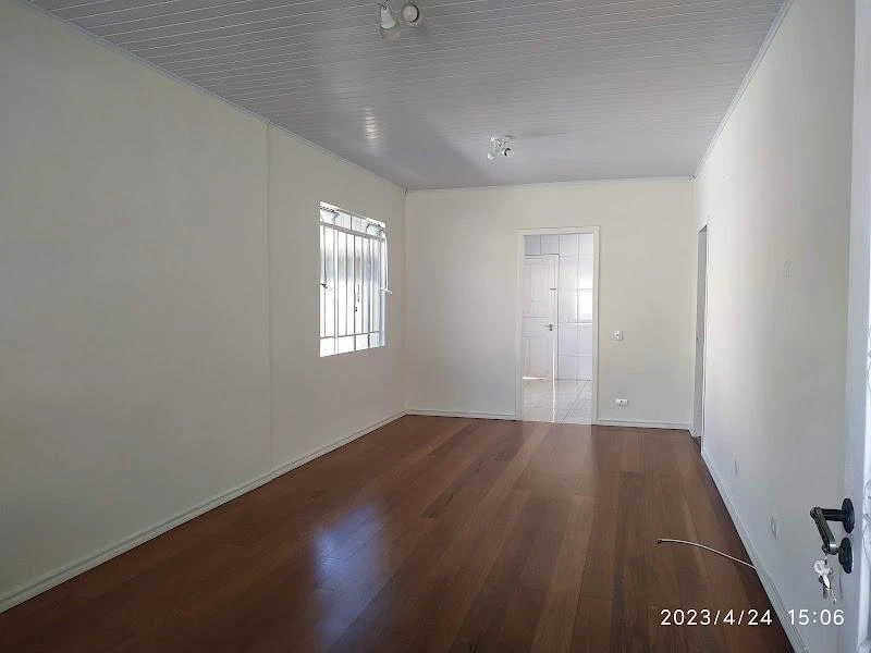 5-bedroom house with wood or laminate floors