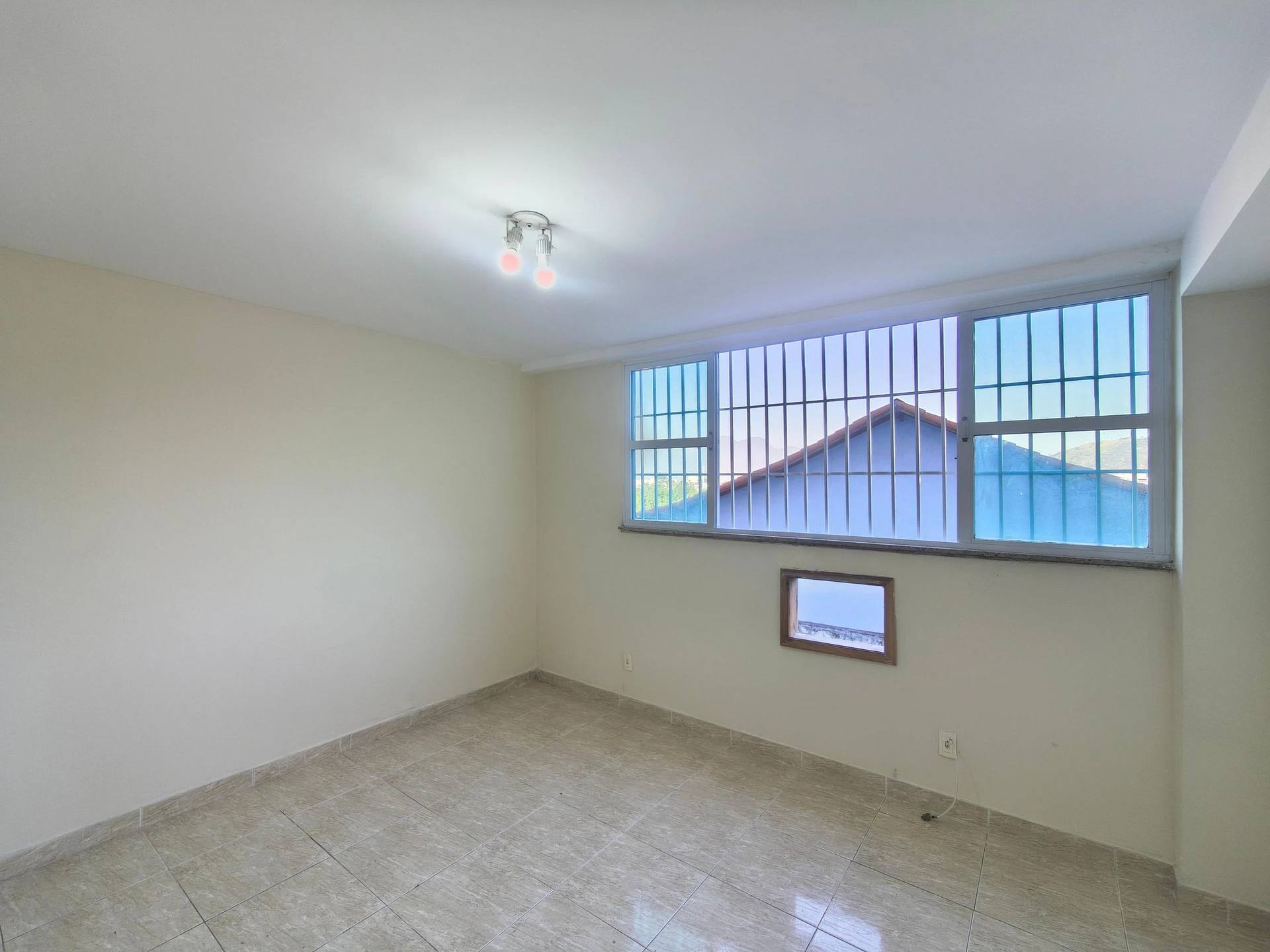 Condo house with 3 bedrooms and a balcony — photo 17
