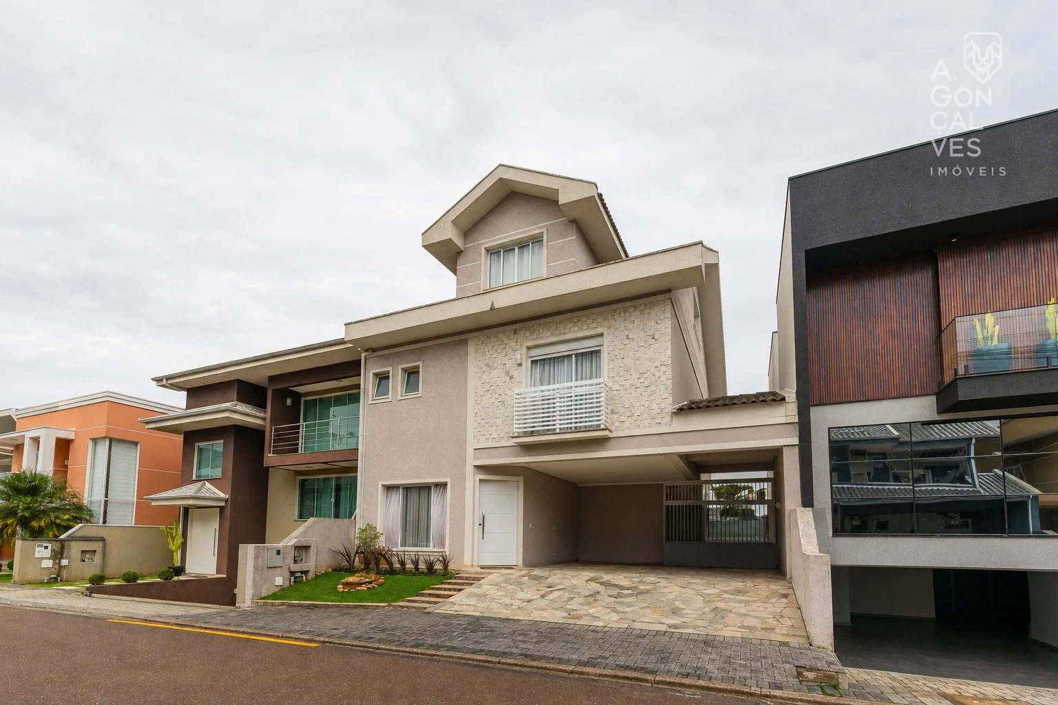House with 3 suites and 2 parking spaces — photo 32