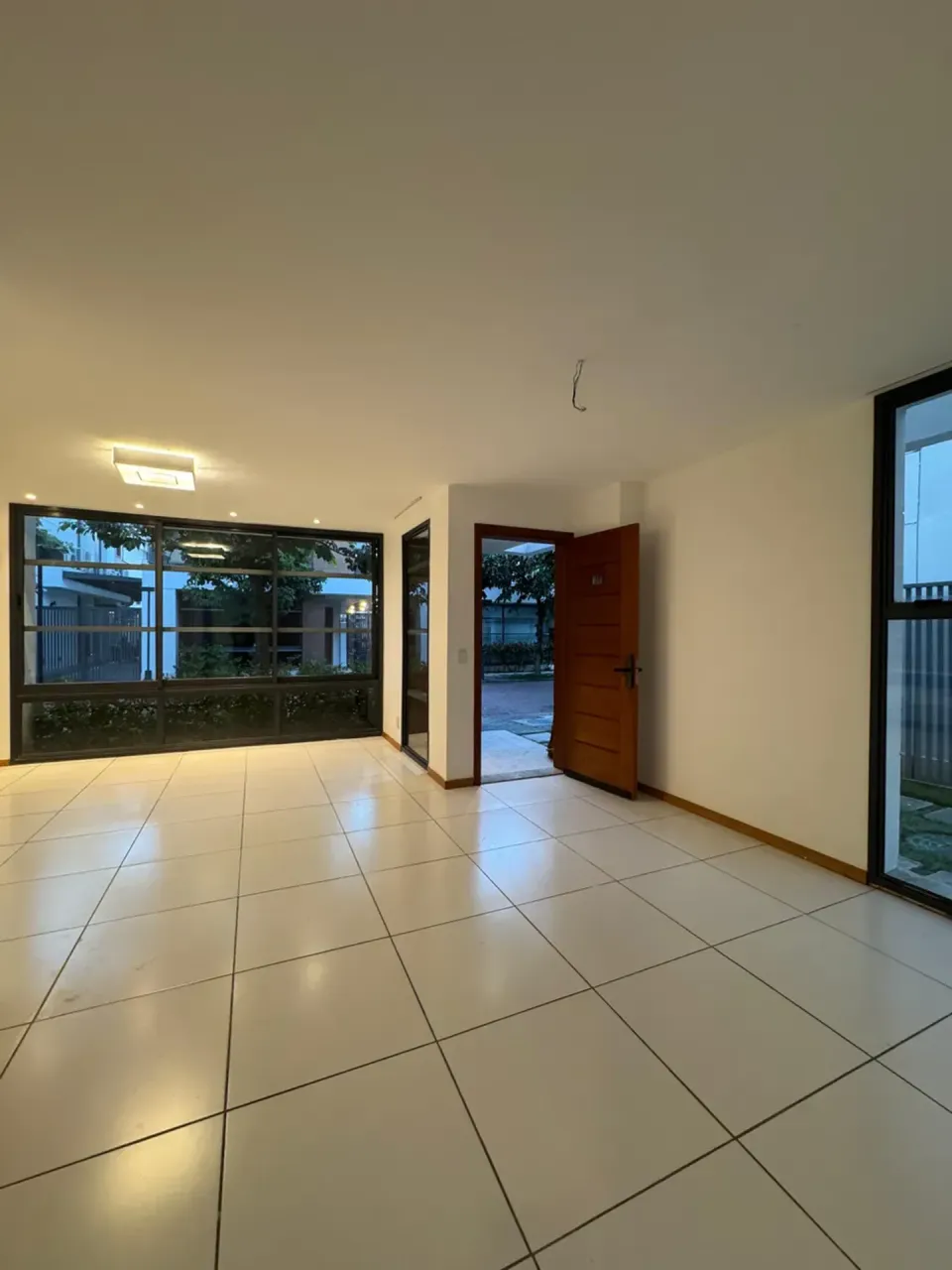 Casa com 4 quartos e 5 banheiros, varanda com churrasqueira