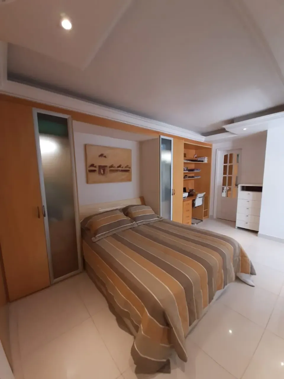 2-bedroom apartment in a building with a gym — photo 4