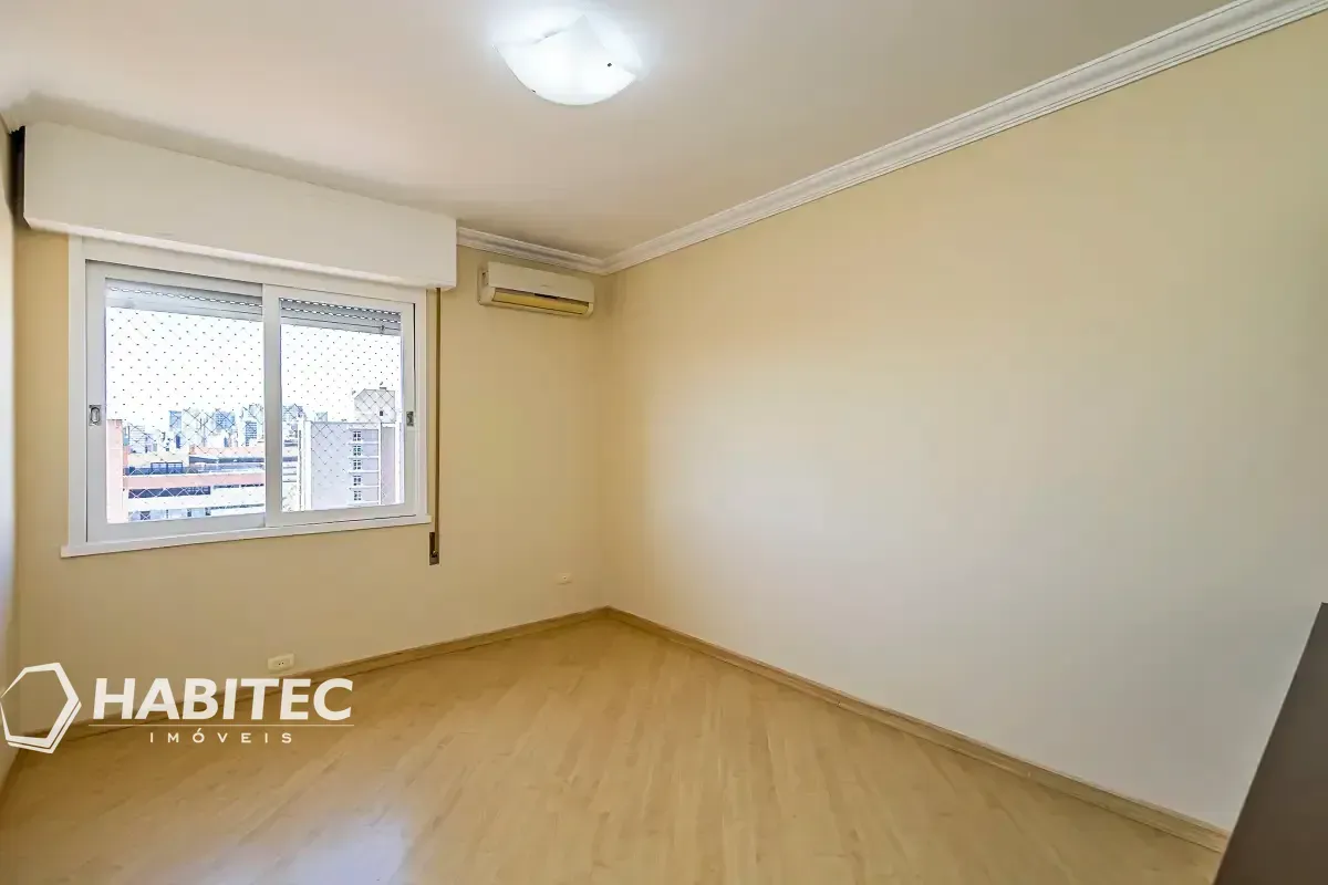 4-bedroom apartment with 2 bathrooms and a balcony — photo 17