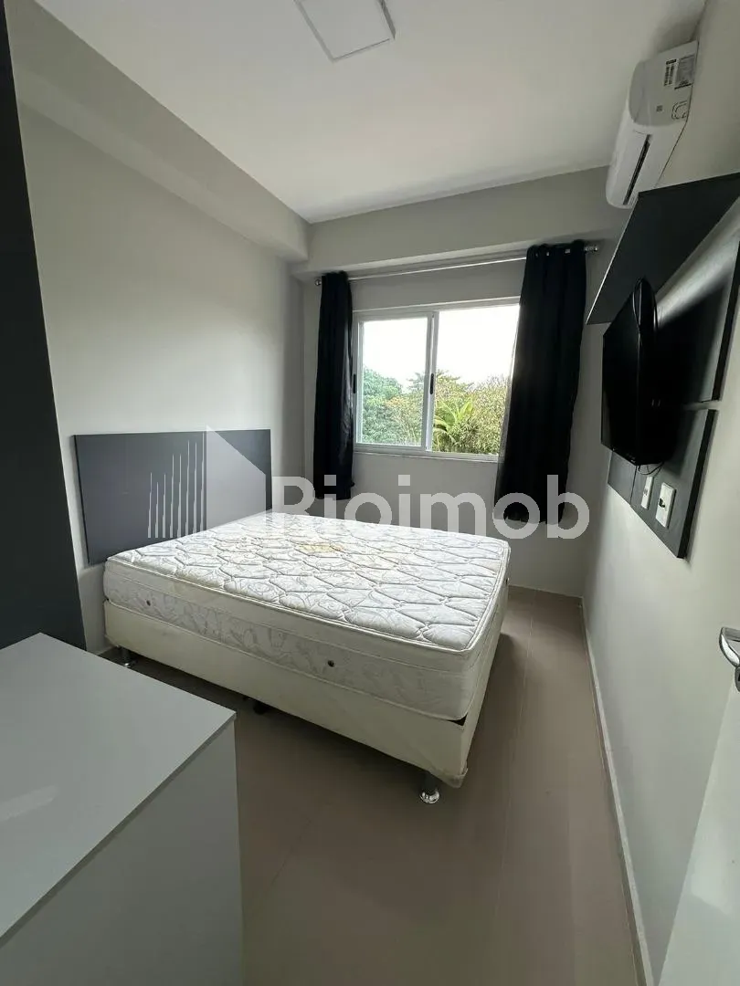 One-bedroom apartment in a building with a pool — photo 3