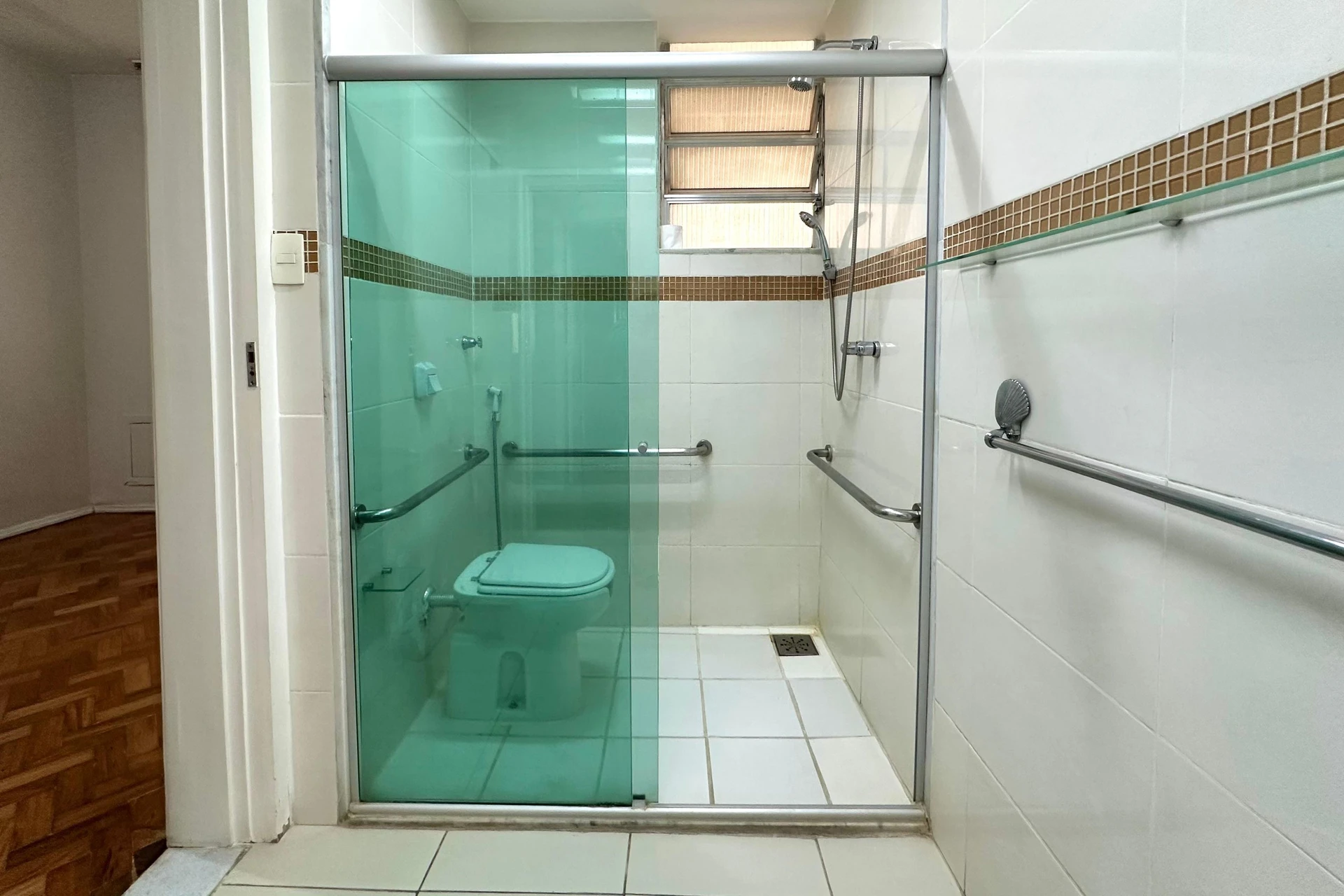 Квартира з 3 спальнями та дерев'яною підлогою або ламінатом — photo 13