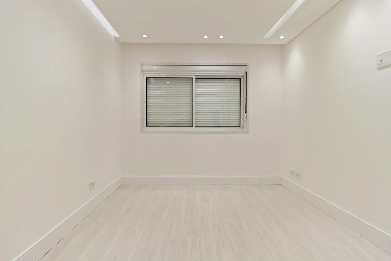 Balcony with a grill in a 4-bedroom apartment, 158 m² — photo 58