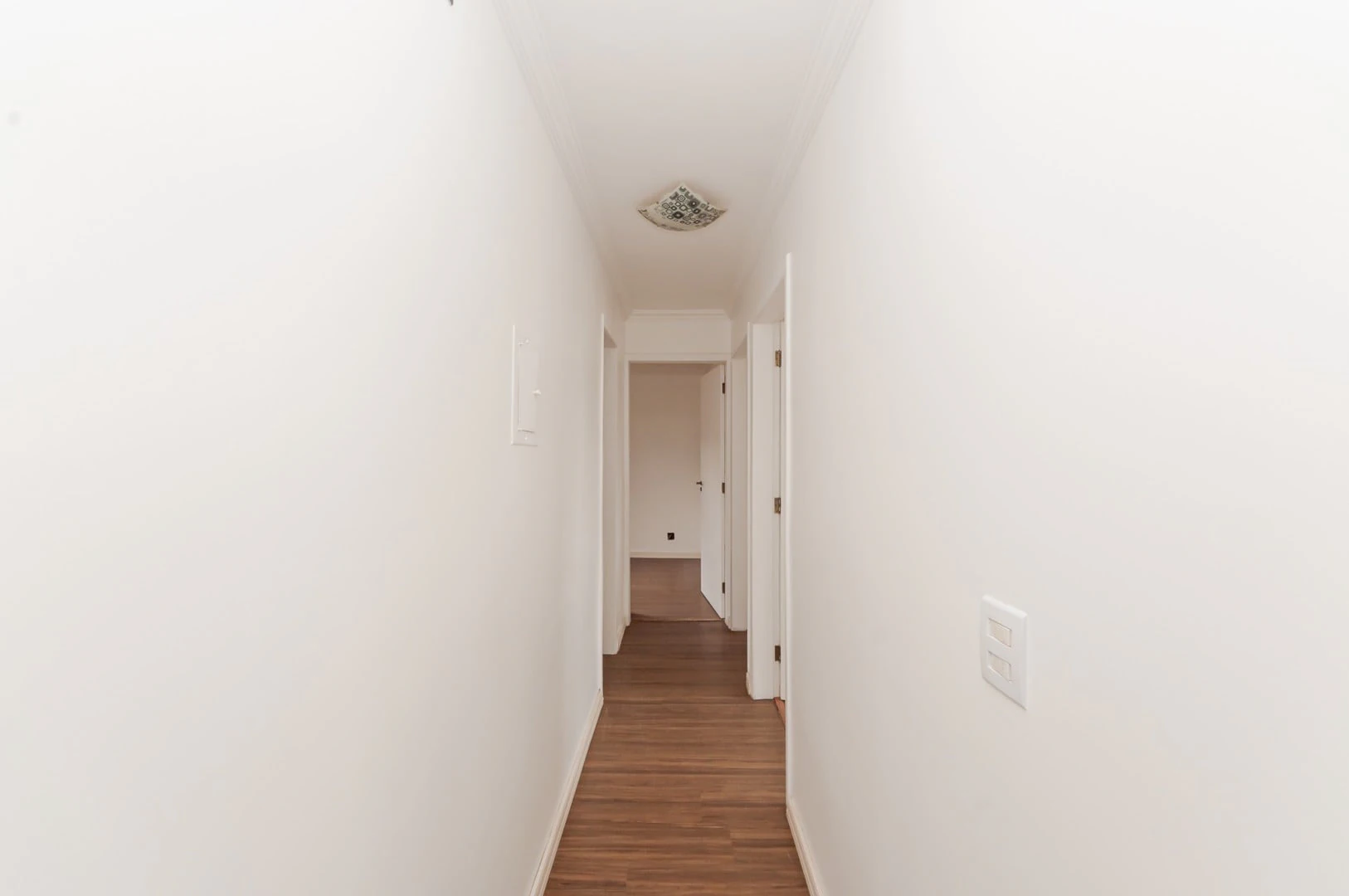 3-bedroom apartment with wood or laminate floors in Curitiba — photo 27