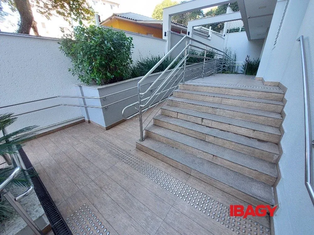 Balcony with a grill in a one-bedroom apartment, 39 m² — photo 4