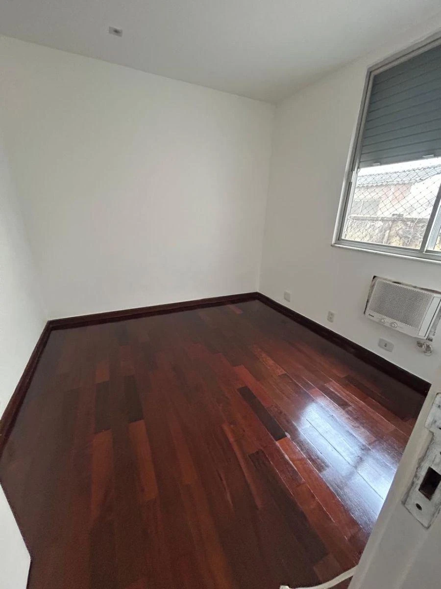 4-bedroom apartment with a walk-in closet — photo 31