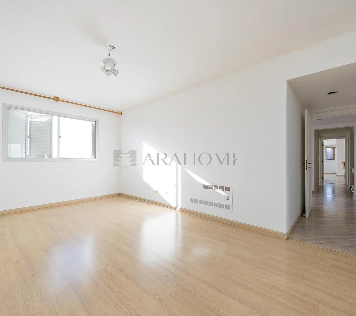 4-bedroom apartment with a bathtub in Curitiba — photo 25