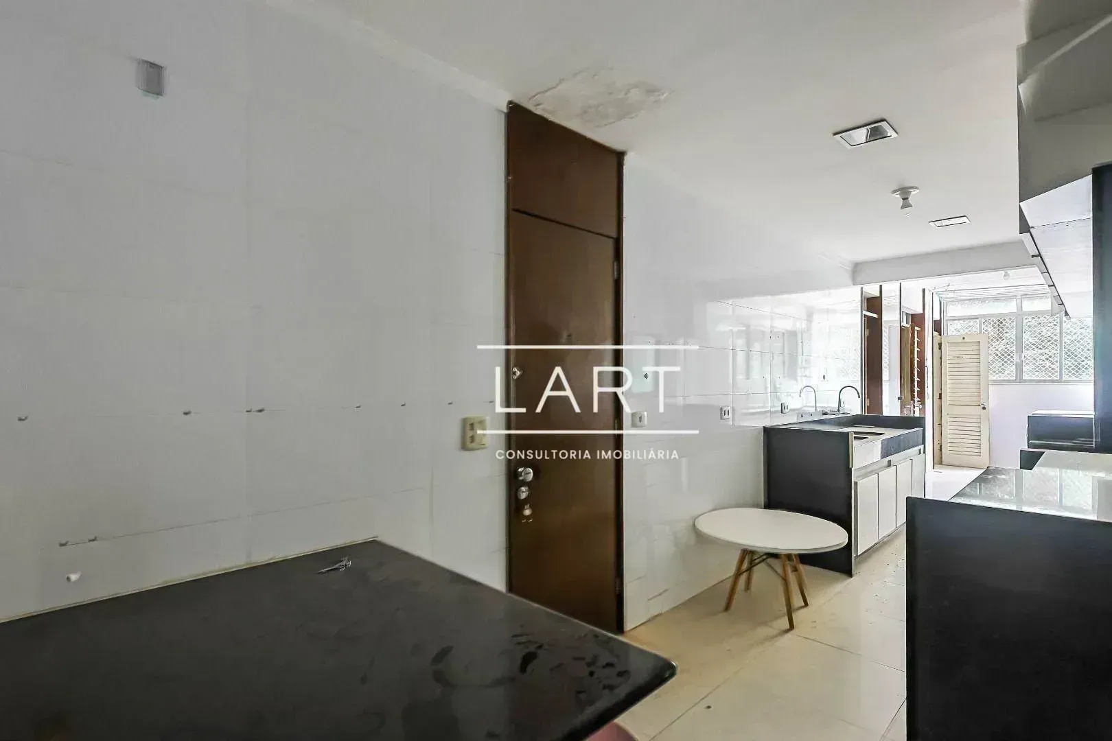 3-bedroom apartment with glassed-in balcony and 160 m² — photo 31