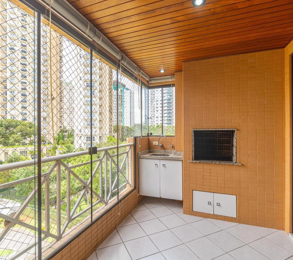 3-bedroom apartment with a grill on the balcony — photo 3