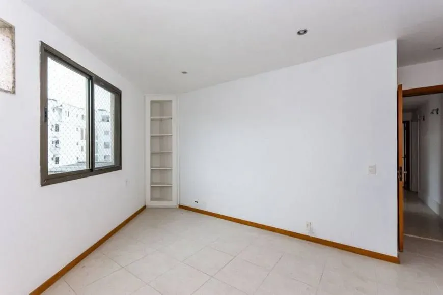183 m² apartment with a walk-in closet and a bathtub — photo 26