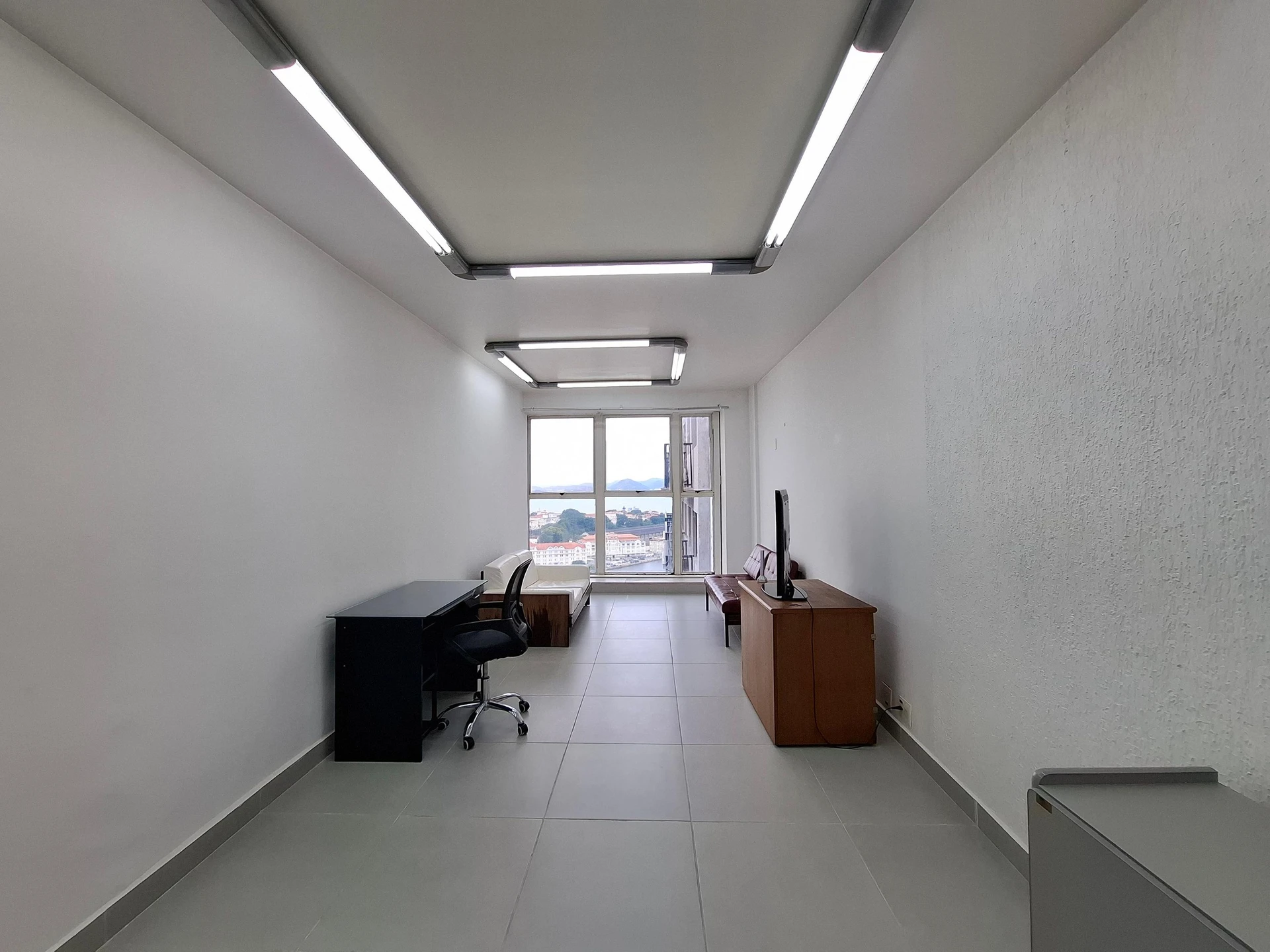Furnished studio, 32 m², with a water view — photo 5
