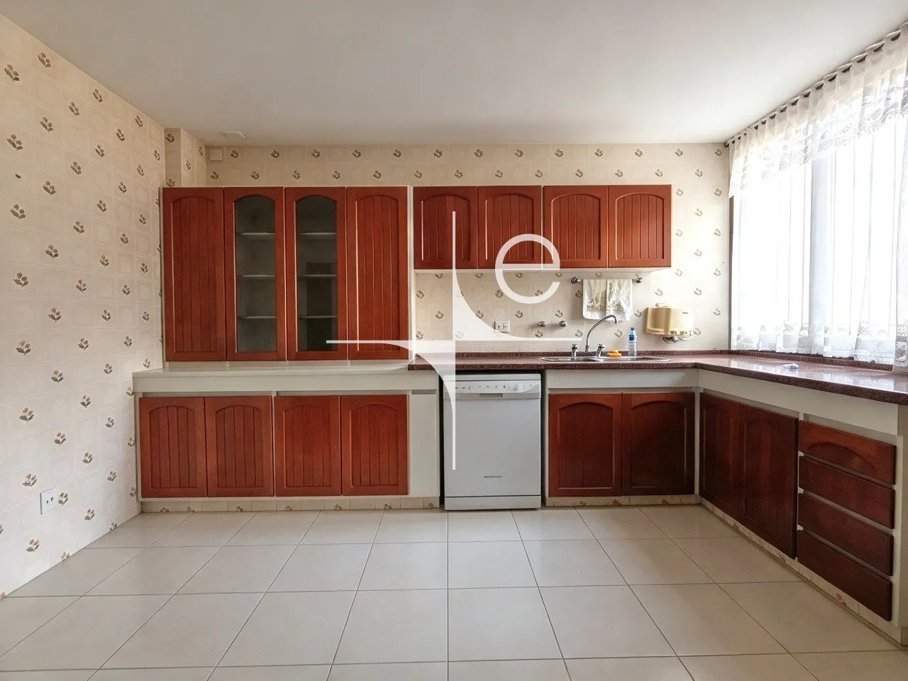 200 m² house with a dishwasher and a grill on the balcony