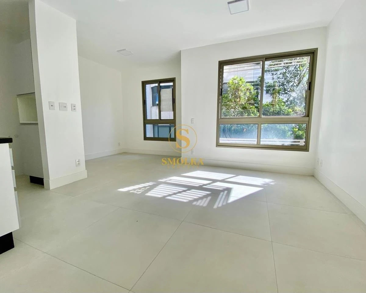 Studio in a building with a pool — photo 5