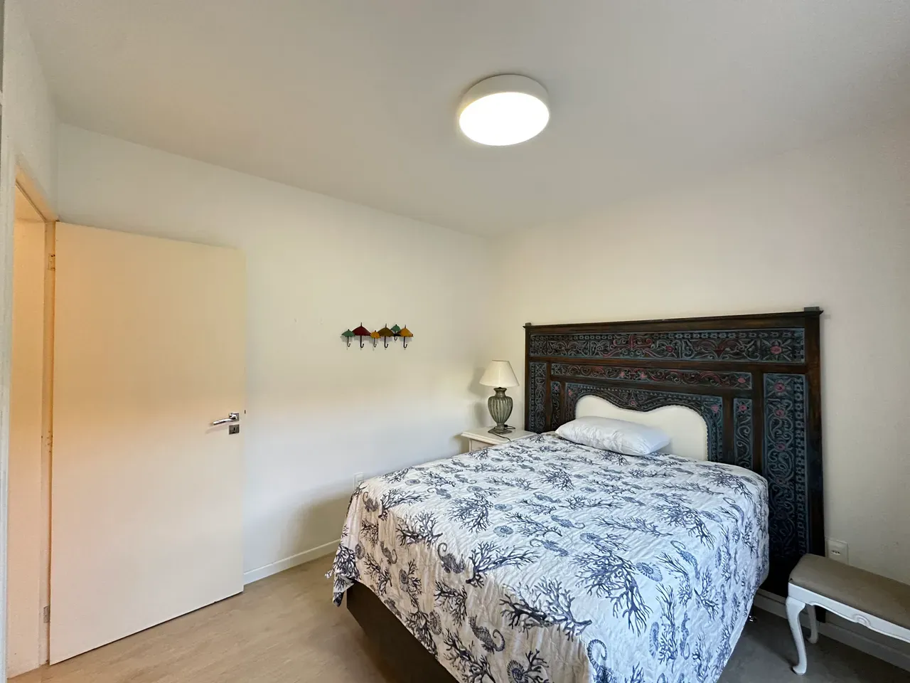 Casa de 320 m² com janelas do piso ao teto e lareira — photo 43