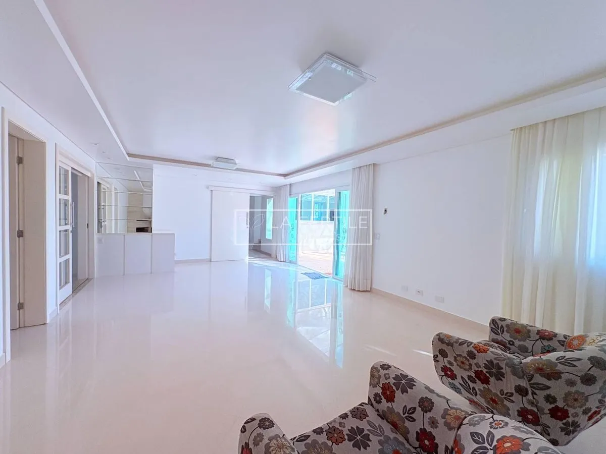 Будинок на 5 спалень із 2 ванними при кімнаті, 400 м² — photo 6