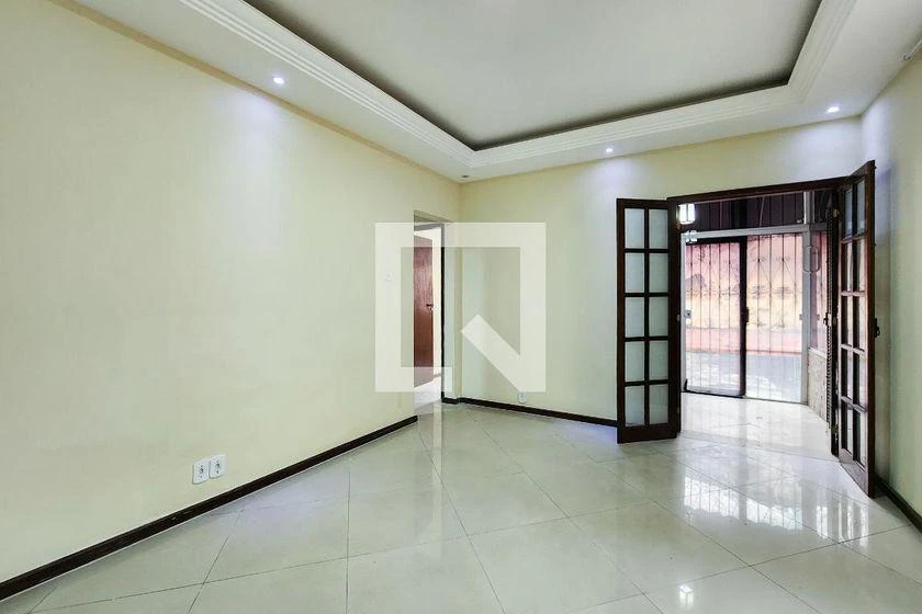 Walk-in closet in a 2-bedroom apartment, 82 m²