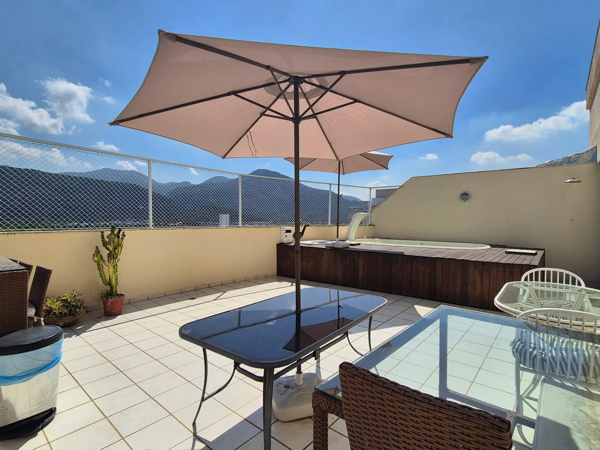 Furnished 2-bedroom apartment with private BBQ — photo 28