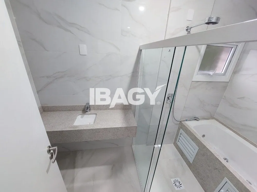 Furnished 133 m² apartment with 3 en-suite bedrooms — photo 32