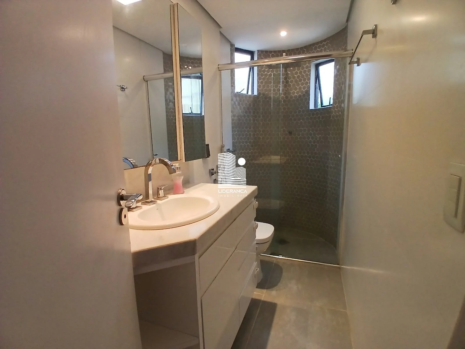 Apartamento com piso de madeira ou laminado, Centro — photo 8