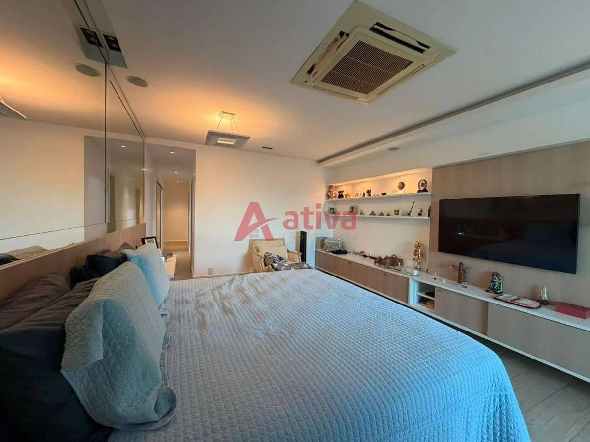 4-bedroom apartment with a glass-enclosed balcony — photo 26