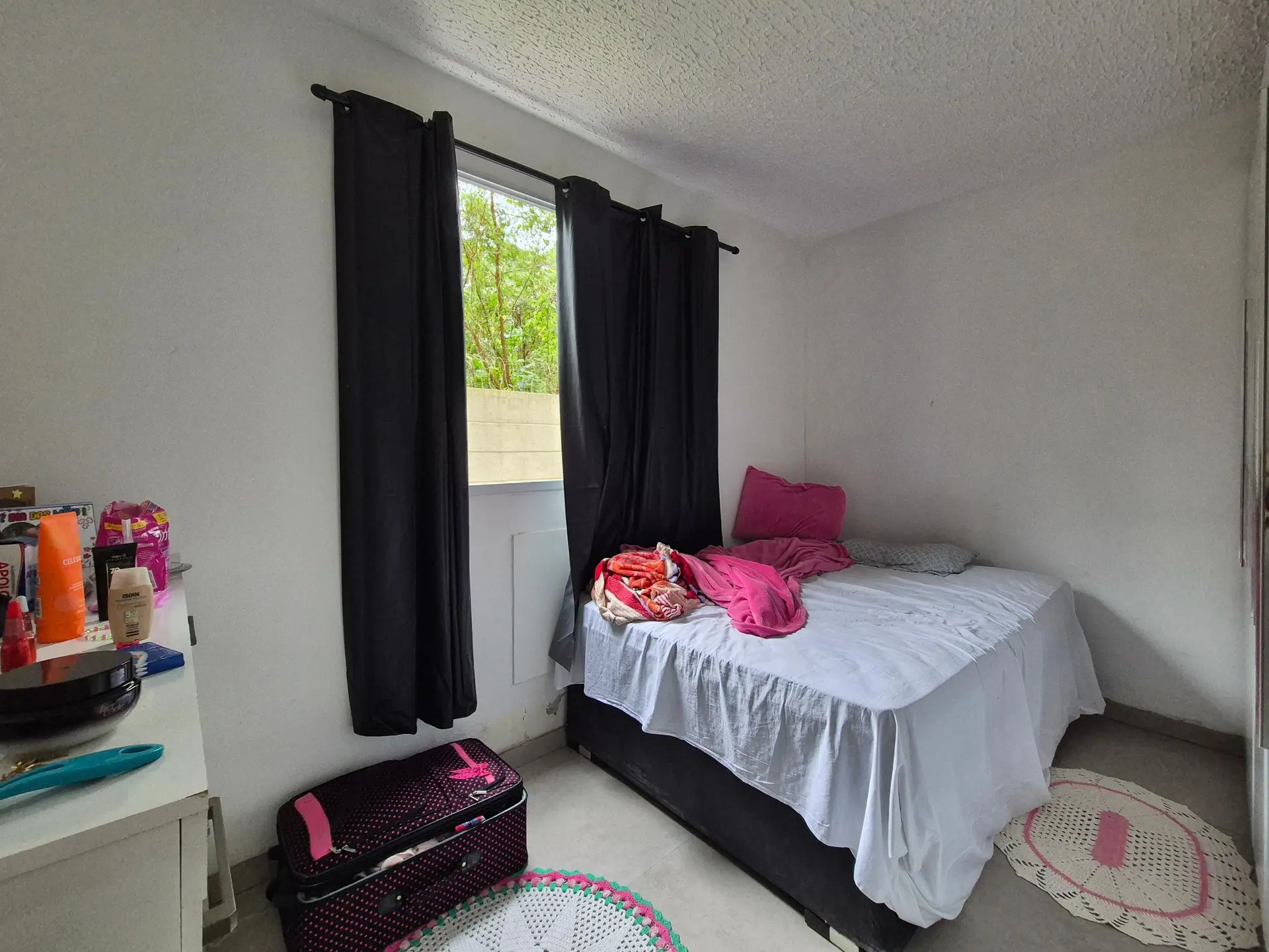 Furnished 2-bedroom apartment with open-plan kitchen — photo 3