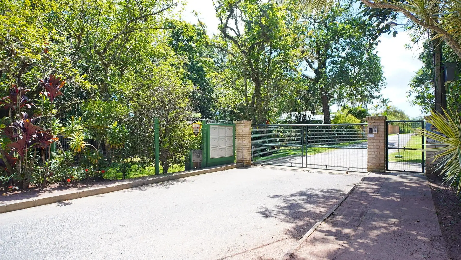 Панорамні вікна та 4 спальні: будинок 735 м² — photo 50