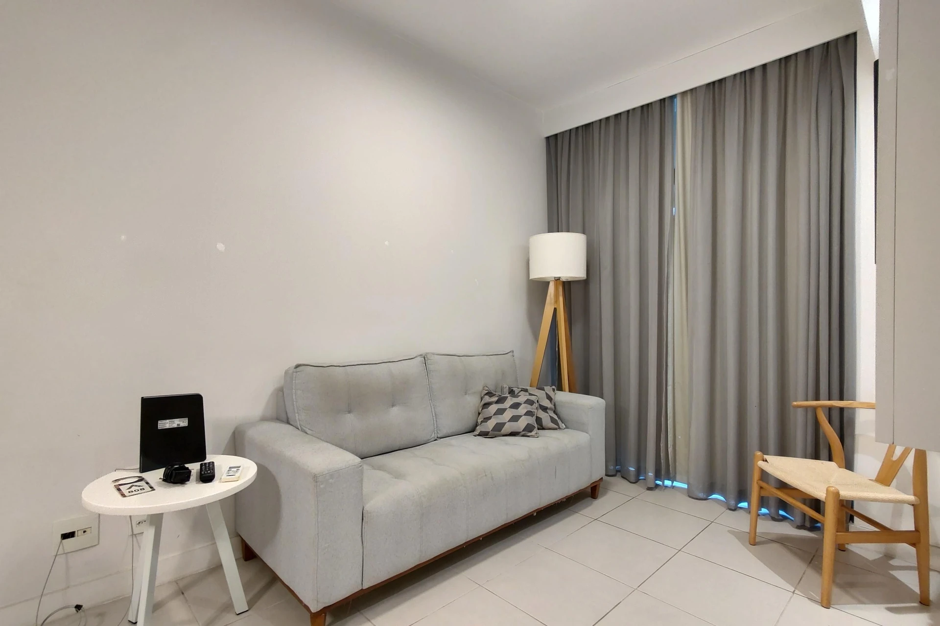 Furnished 1-bedroom apartment with an open-plan kitchen — photo 28